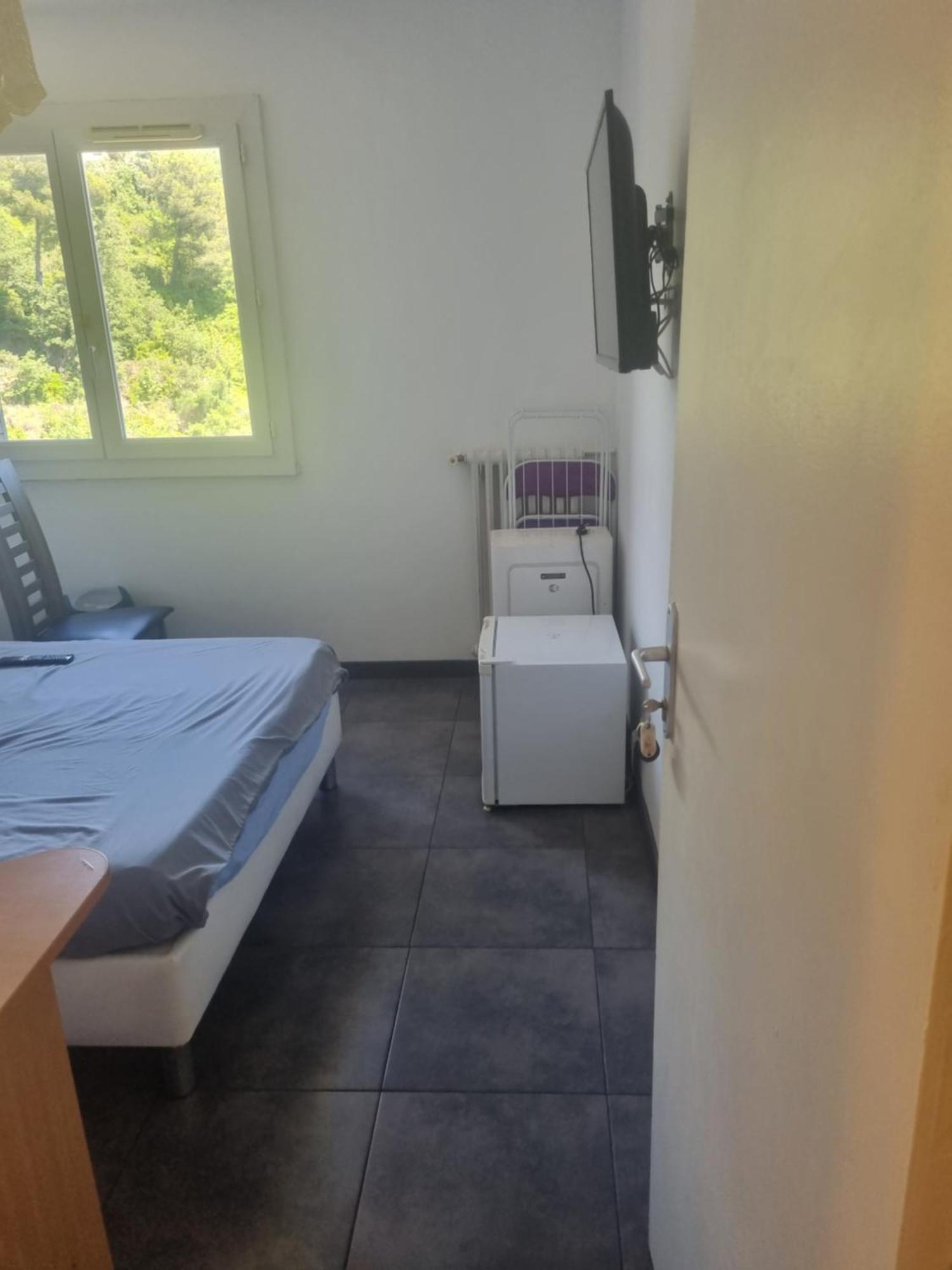 Seaside Tram Haven: Budget-Friendly Room with Kitchen and Views Nice Room photo