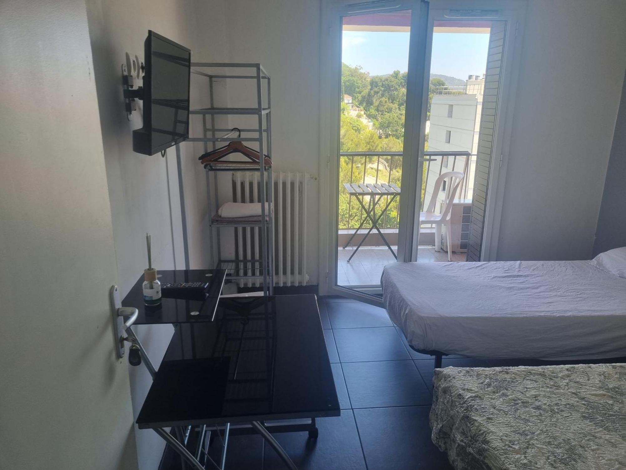 Seaside Tram Haven: Budget-Friendly Room with Kitchen and Views Nice Room photo